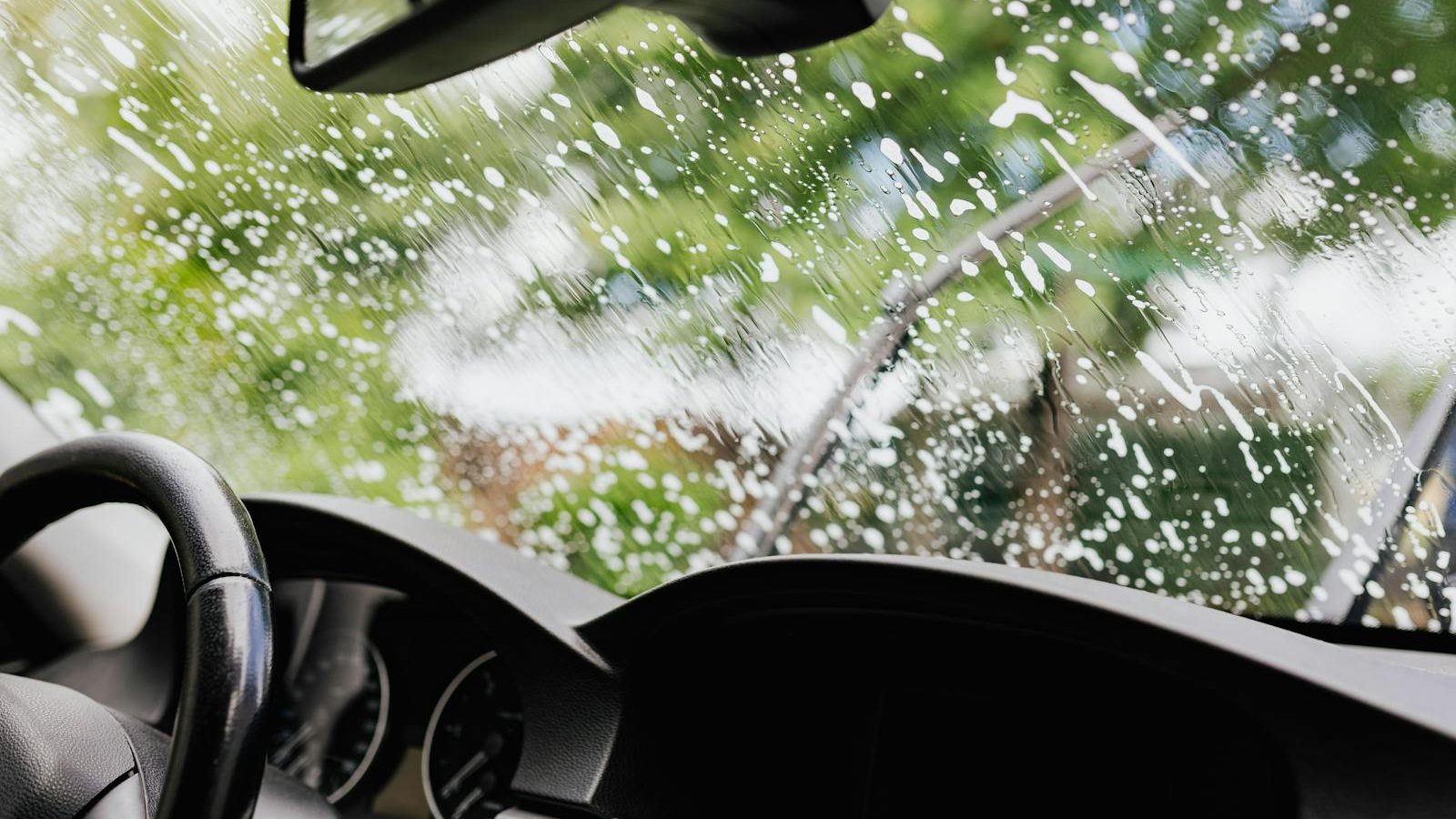 Why Windshield Cracks Spread Fast in Buffalo Winters